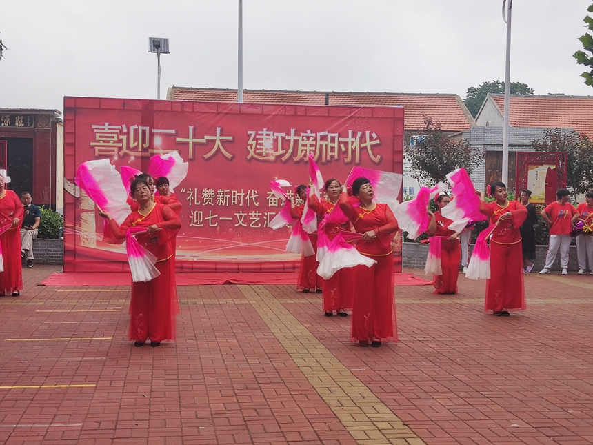 河北省東光縣大單鎮(zhèn)群眾在表演扇子舞。 田俊榮攝