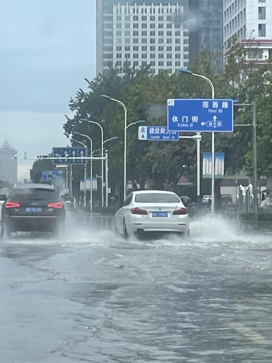 8月22日，石家莊遭遇暴雨，路面積水嚴(yán)重。張復(fù)軒攝