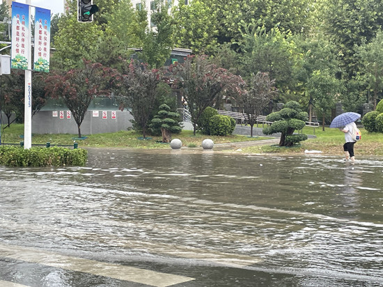 8月22日，石家莊遭遇暴雨，路面積水嚴(yán)重。張復(fù)軒攝