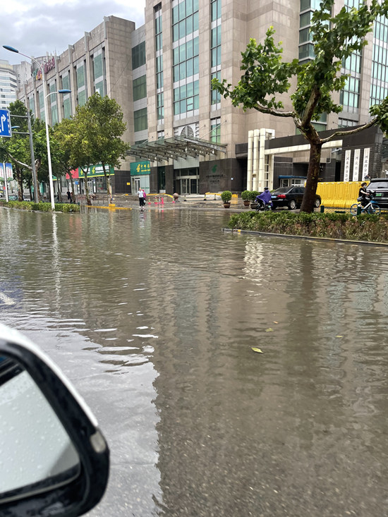 8月22日，石家莊遭遇暴雨，路面積水嚴(yán)重。張復(fù)軒攝