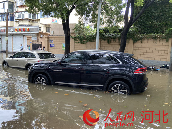 8月22日，石家莊遭遇暴雨，路面積水嚴(yán)重。人民網(wǎng)付兆颯攝