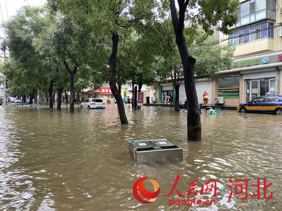 8月22日，石家莊遭遇暴雨，路面積水嚴(yán)重。人民網(wǎng)付兆颯攝