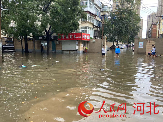 8月22日，石家莊遭遇暴雨，路面積水嚴(yán)重。人民網(wǎng)付兆颯攝