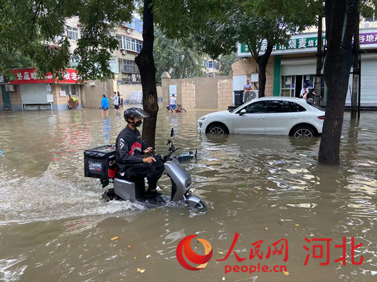 8月22日，石家莊遭遇暴雨，路面積水嚴(yán)重。人民網(wǎng)付兆颯攝