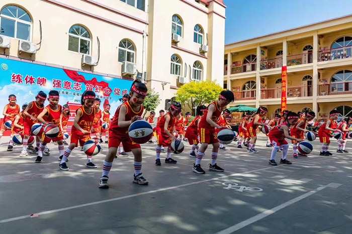 石家莊市第一實(shí)驗(yàn)幼兒園孩子們正在做拍球游戲。 河北省教育廳供圖