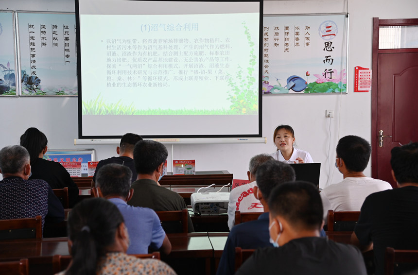 近日，青年講師在海興縣高灣鎮(zhèn)西南村開展宣講活動。劉興華攝