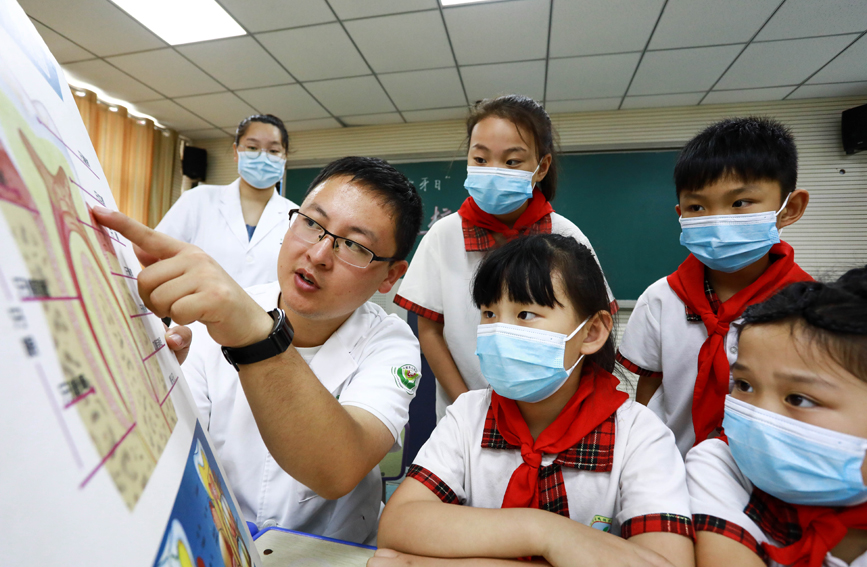 河北臨城縣人民醫(yī)院口腔醫(yī)生在鴨鴿營小學為小朋友講解牙齒的構(gòu)造。劉一鳴攝