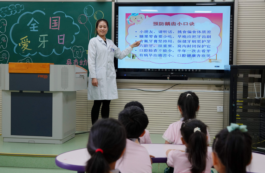 河北臨城縣中醫(yī)院口腔醫(yī)生在縣直幼兒園為小朋友檢查牙齒。宋繼昌攝