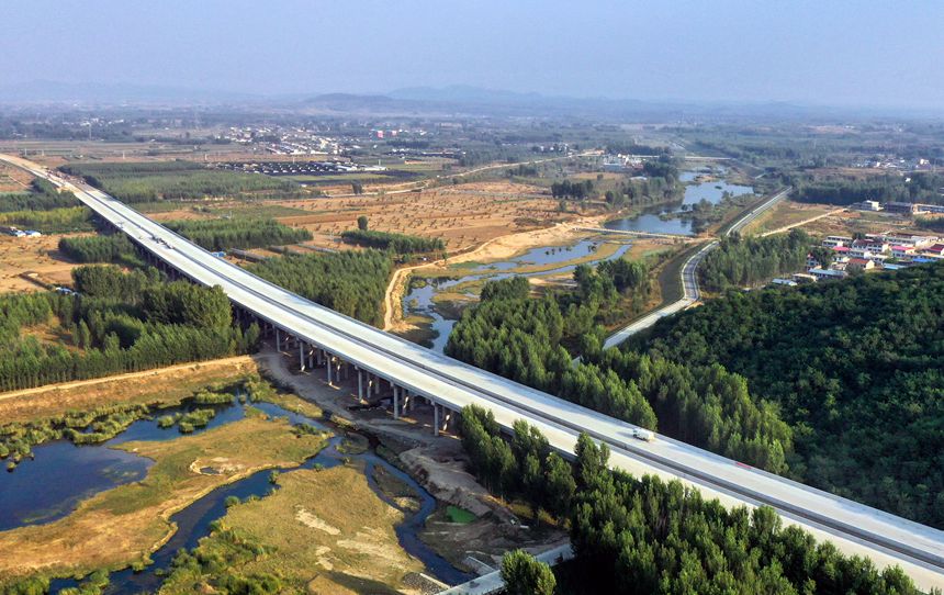 建設(shè)中的遵化至秦皇島高速公路秦皇島段沙河特大橋。 樊連貴攝