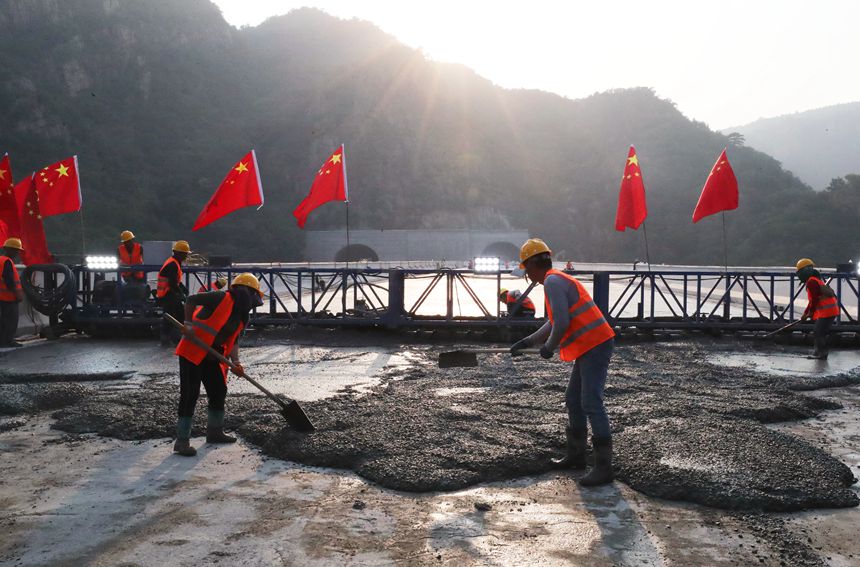 建設(shè)中的遵化至秦皇島高速公路秦皇島段溫泉堡大橋，正在進行水穩(wěn)澆筑施工。 樊連貴攝