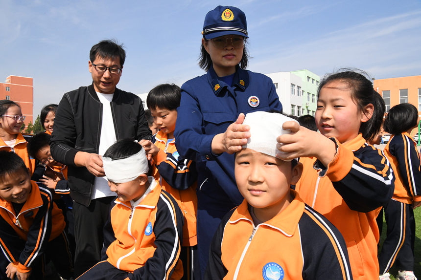 2022年10月12日，在河北省邯鄲市廣平縣第四實(shí)驗(yàn)小學(xué)，消防救援人員教給學(xué)生自救包扎。程學(xué)虎攝