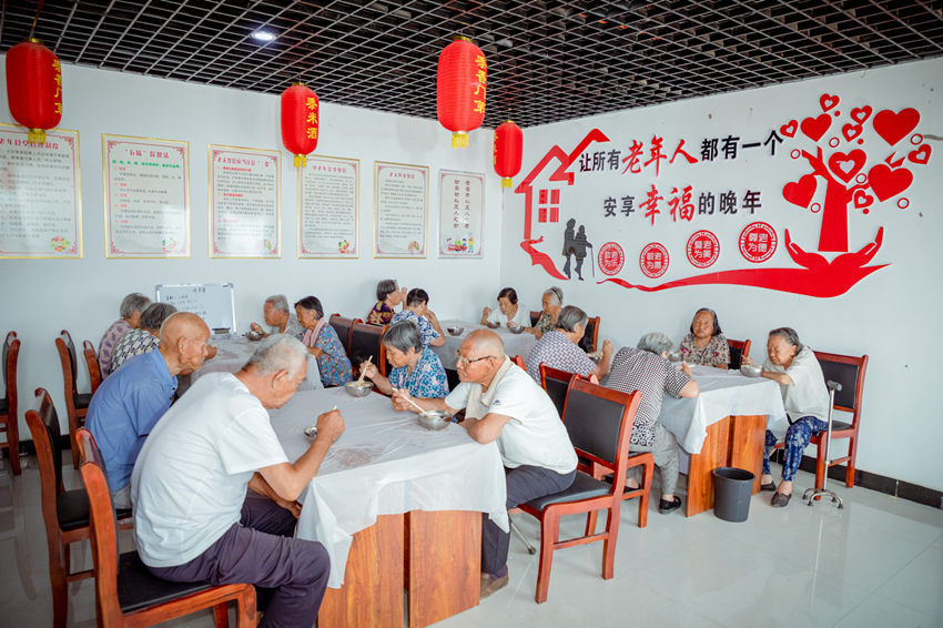 在魏縣鄉(xiāng)村“老年食堂”內，老人享受可口的飯菜。王衛(wèi)東攝