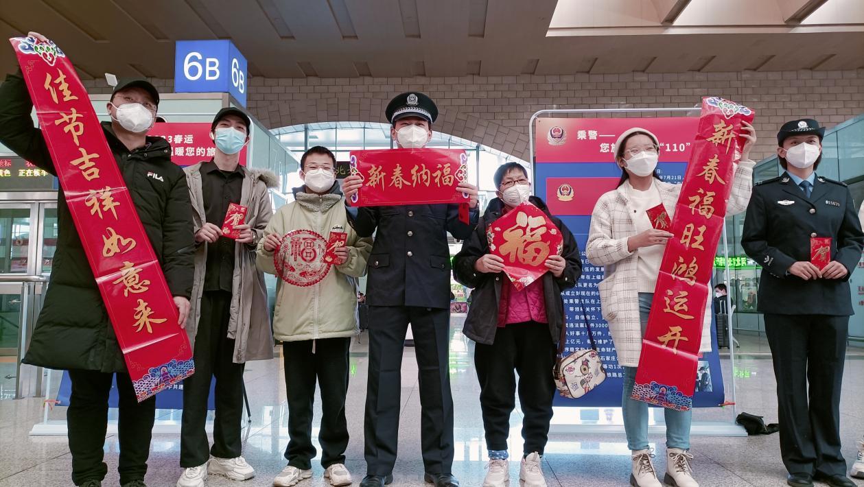 石家莊乘警為旅客送上福字和春聯(lián)。 人民網(wǎng) 周博攝