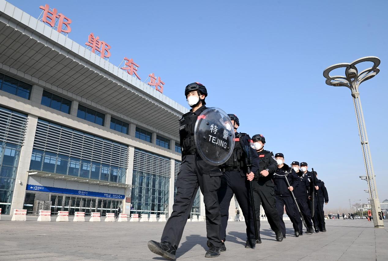 2023年1月7日，河北省邯鄲市邯鄲東站派出所民警在站前廣場(chǎng)巡邏。 周紹宗攝