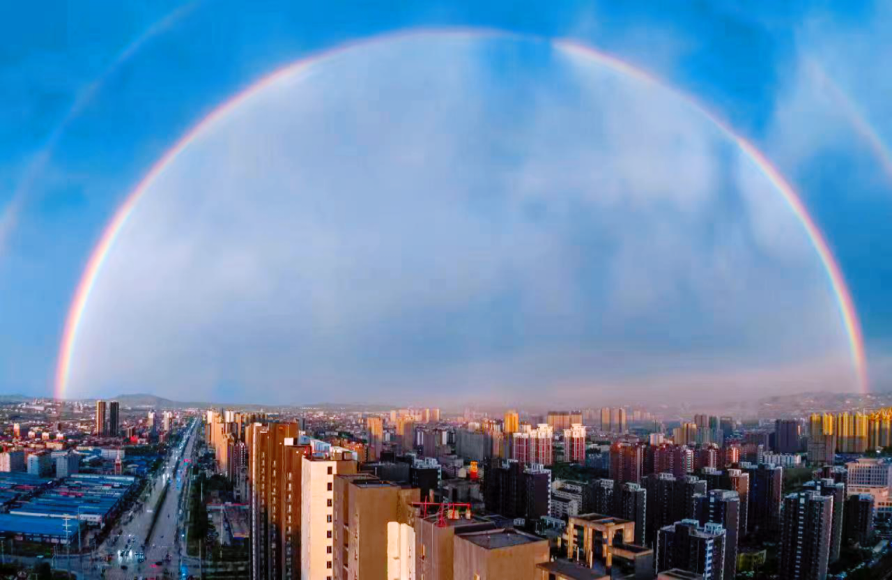 隨著空氣質(zhì)量的提升，武安市城區(qū)雨后頻現(xiàn)彩虹。李樹鋒攝