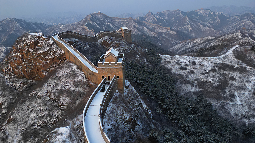 金山嶺長(zhǎng)城雪后景色。 周杰攝