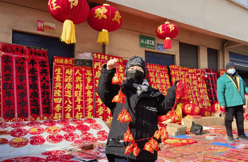 唐山遷安市市民在農(nóng)貿(mào)市場采買年貨。 商立超攝