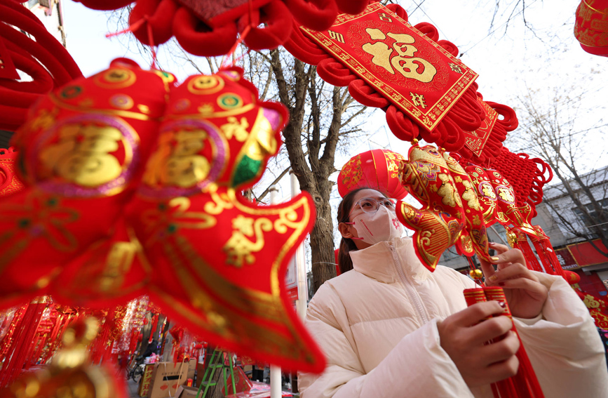 邢臺(tái)市南和區(qū)市民在選購(gòu)福字中國(guó)結(jié)。 耿昭攝