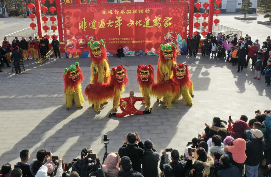 保定市徐水區(qū)在劉伶公園舉辦“非遺過大年 文化進(jìn)萬家”非遺傳承實(shí)踐活動(dòng)。 白天龍攝