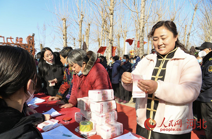 河北省廣平縣后南陽堡村2022年村民分紅大會現(xiàn)場。 人民網(wǎng) 楊文娟攝