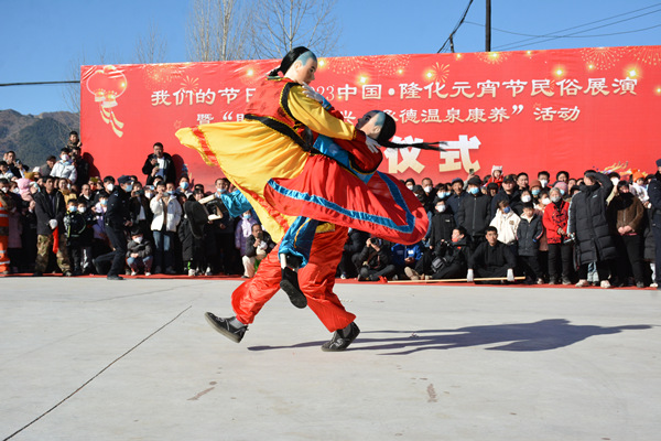 今年元宵節(jié)期間的廟會上，民間藝人正在表演二貴摔跤。李國強攝