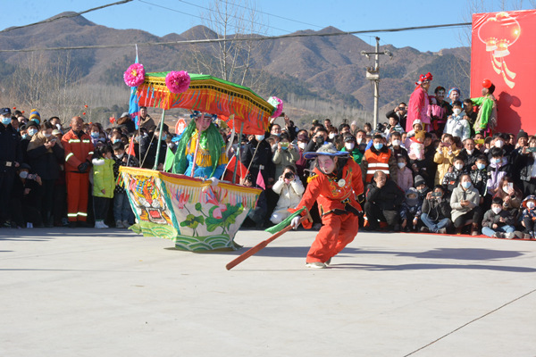 今年元宵節(jié)期間的廟會上，民間藝人正在表演旱船。李國強攝