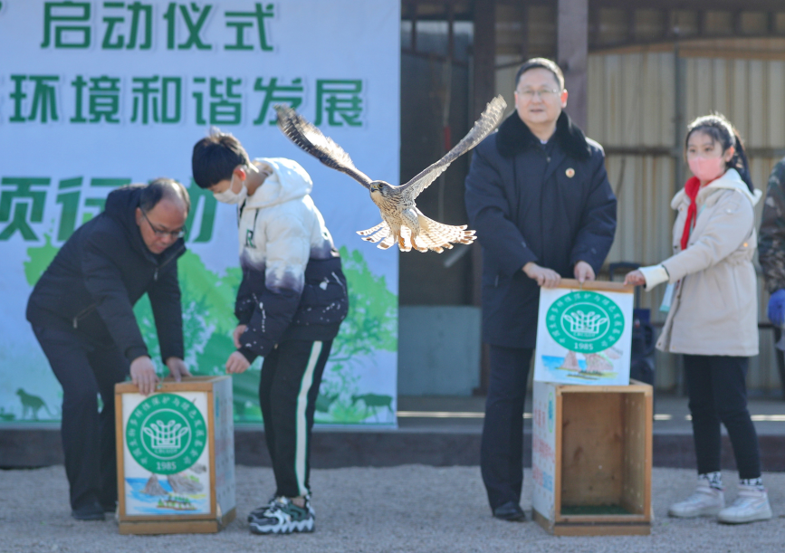 近日，秦皇島市人民檢察院、北戴河區(qū)人民檢察院等參加活動的人員共同放飛鳥類。 曹建雄攝