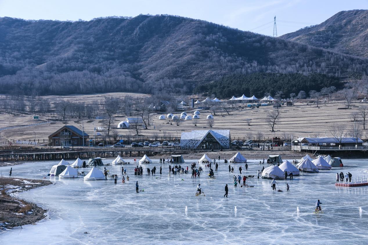 游客在海坨山谷旅游度假區(qū)內(nèi)露營(yíng)。 海坨山谷供圖