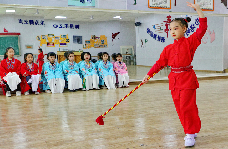 近日，河北省秦皇島市海港區(qū)白塔嶺小學(xué)學(xué)生表演京劇《打焦贊》棍花片段。 曹建雄攝