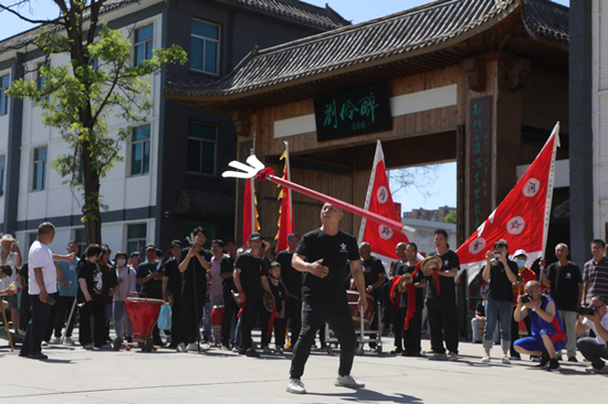 非遺項(xiàng)目飛叉表演。白天龍攝