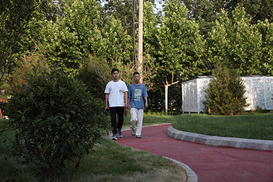 石家莊市橋西區(qū)居民在新建的振二街游園休閑步道散步。 吳夢瑩攝