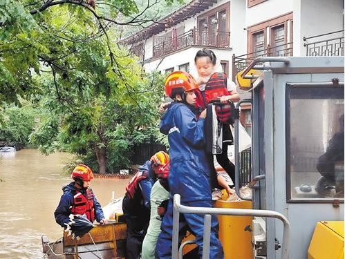 7月31日，懷來縣消防救援人員在東花園鎮(zhèn)永恒長城里小區(qū)冒雨救援居民。河北日報通訊員 孫慧軍 任曉晨攝