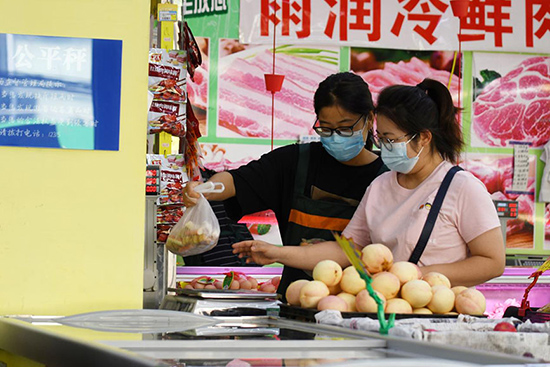 在文安縣文安鎮(zhèn)一家果蔬超市，消費(fèi)者正在商品復(fù)秤。 鄭佳慶攝