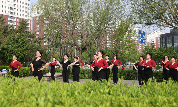 在平泉市一處口袋公園，市民正在晨練