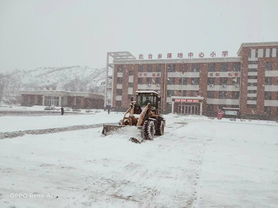 北臺(tái)鄉(xiāng)使用機(jī)械清除學(xué)校積雪。高瑞鶴攝