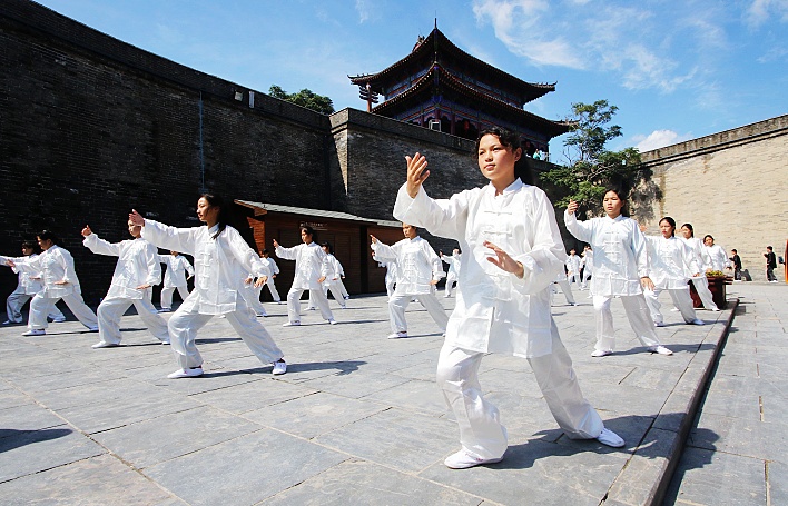 太極拳愛好者正在習練太極拳。