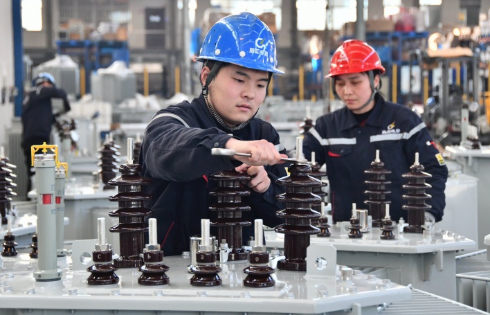 河北高晶電器設備有限公司工人在生產車間組裝變壓器。