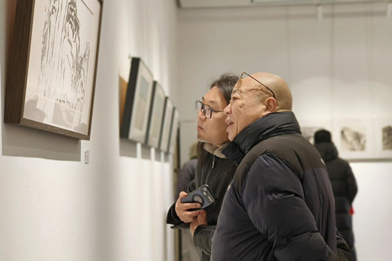 觀眾近距離對參展作品欣賞品評。李月英攝