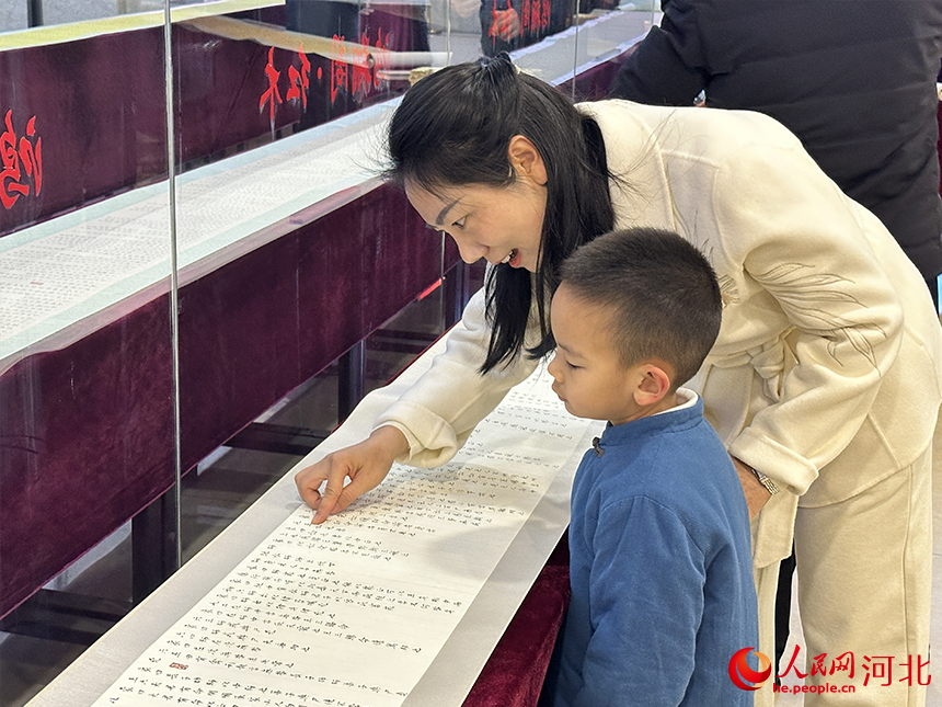 范修學(xué)小楷書法百幅長卷展現(xiàn)場。人民網(wǎng)記者 張曉博攝