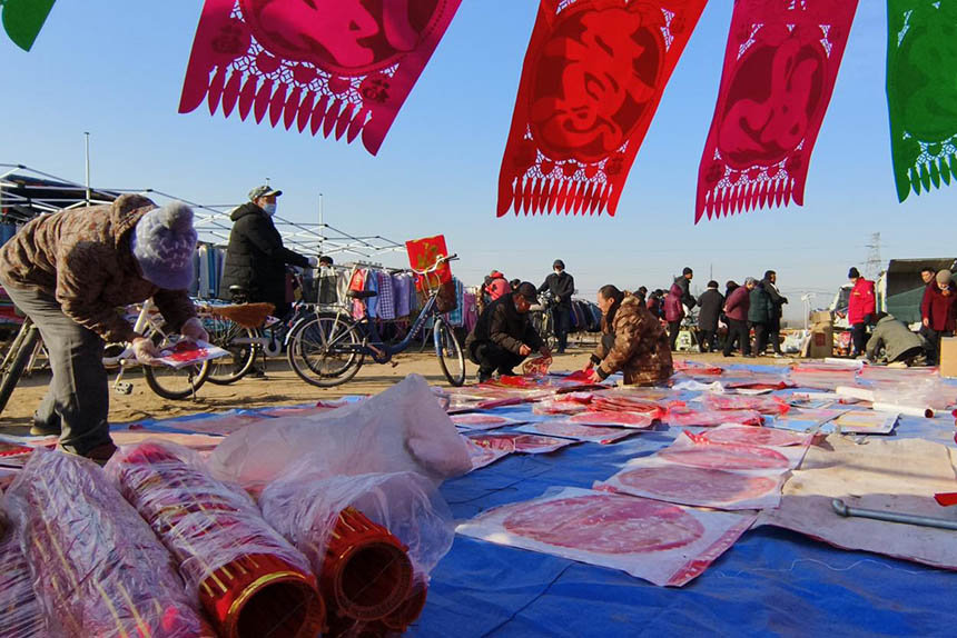 群眾在選購新年窗花。白天龍攝