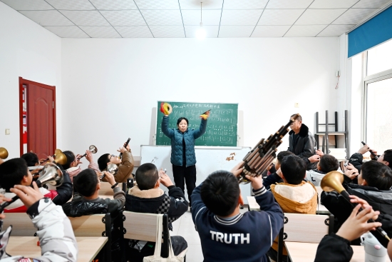 在子位吹歌展館，老師與學(xué)生們正在排練定州春晚的吹奏節(jié)目。薛寧攝