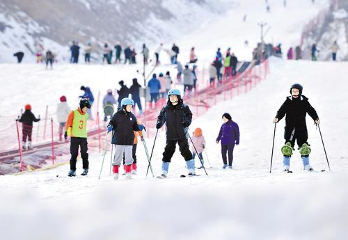 2月14日，滑雪愛好者在石家莊市元氏縣無極山滑雪場滑雪。新華社記者 王曉攝