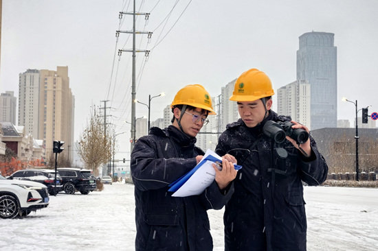 國網(wǎng)石家莊供電公司輸電運檢工作人員對110千伏韓富二線開展特巡。武玉琨 攝