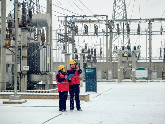 國網(wǎng)平山縣供電公司變電運維工作人員雪中巡視110千伏冶河變電站。霍曉娟攝