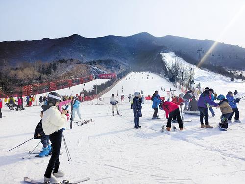 2月5日，滑雪愛好者在石家莊西部長青滑雪場滑雪。河北日報通訊員 王仲偉攝