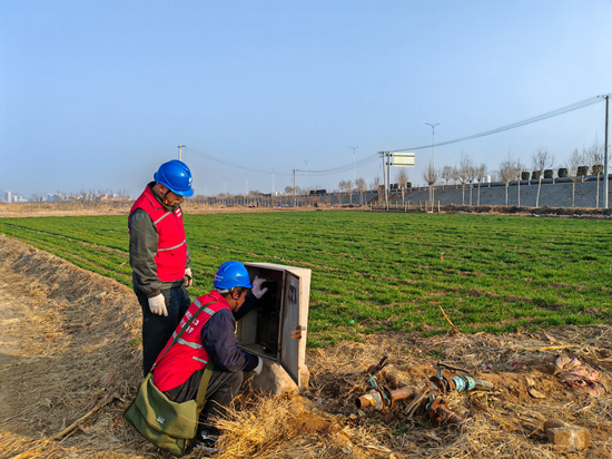 國(guó)網(wǎng)贊皇縣供電公司工作人員田間地頭宣傳用電安全，檢查灌溉設(shè)備。袁遠(yuǎn)攝