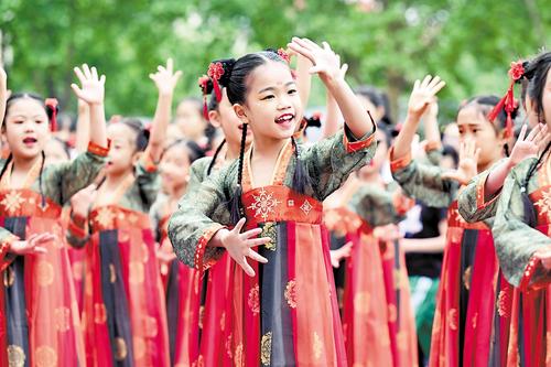 4月28日，學(xué)生在石家莊市新華區(qū)西苑小學(xué)春季運(yùn)動會上表演。“五一”國際勞動節(jié)臨近，各地開展豐富多彩的活動。新華社發(fā)（陳其保攝）