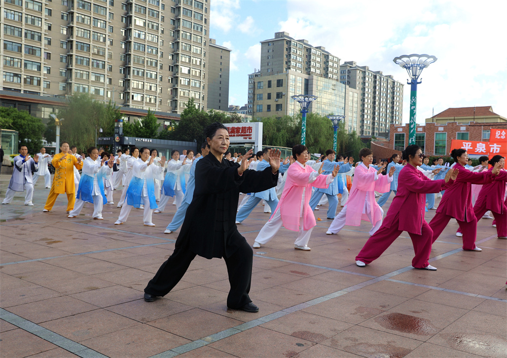 在平泉市市民中心廣場(chǎng)，太極拳愛好者正在展演太極拳。李平文攝