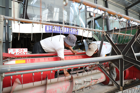 5月28日，在河北省順平縣耕耘農(nóng)機(jī)合作社，農(nóng)機(jī)檢修技術(shù)人員對(duì)小麥?zhǔn)崭顧C(jī)、玉米播種機(jī)等農(nóng)機(jī)具緊固松動(dòng)螺絲、加注潤(rùn)滑油，進(jìn)行檢修、檢驗(yàn)。趙端攝