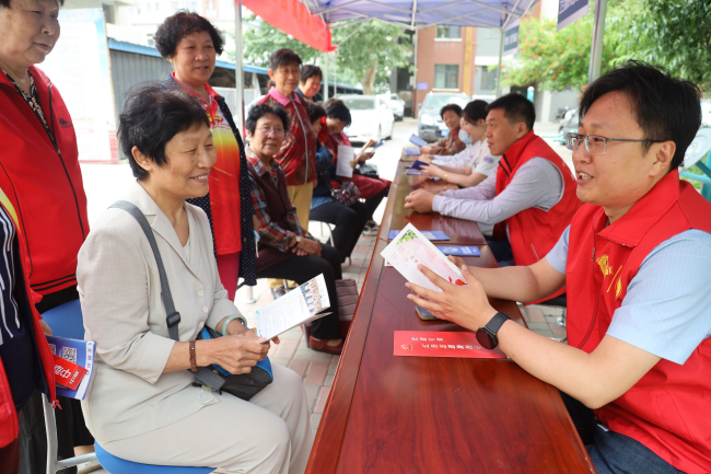 志愿者在科普志愿服務(wù)活動戶外靜態(tài)展區(qū)為居民科普科學(xué)知識。石家莊橋西區(qū)新石街道供圖